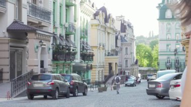 İki neşeli kadın, ellerinde çantalar, fotojenik bir şehir zeminine karşı kameraya poz verirken mutluluk saçıyorlar. Şık kıyafetleri ve canlı gülümsemeleri dostluğun özünü ve büyüleyici bir şehirde alışveriş maceralarının heyecanını yansıtıyor.