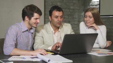Karizmatik bir İspanyol işadamı genç iş arkadaşlarıyla tutkulu bir şekilde ilişki kuruyor ve hareketli bir ofis toplantısında görüşlerini paylaşıyor. Üçlü, renkli raporlar ve çizelgeler, somutlaştırılmış takım çalışması ve...