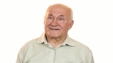 Mutlu bir son sınıf öğrencisi, sıcak bir gülümsemesi ve gri saçlarıyla, güzel bir hediye kutusunu sallıyor, beklenti ve neşeyle dolu. Bu iç açıcı sahne, aile sevgisinin ve şenlikli kutlamanın özünü yansıtıyor.