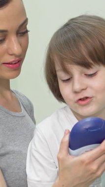 Sevgi dolu bir anne ve sevimli oğlu, hayat dolu bir eczane koridorunda canlı bir duş jeli şişesini incelerken keyifli bir alışveriş macerasına daldılar. Ortak merakları ve bağlantıları ebeveynliğin sevincini yayıyor, önemini vurguluyorlar.