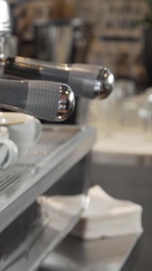 Kendini işine adamış bir barista köpüklü sürahide süt buharlaştırır ve lezzetli kapuçino ve latteler için kadife köpük yaratır. Aromatik buhar yukarı doğru dans eder, hareketli kafeyi zengin, lezzetli içeceklerle doldurur.