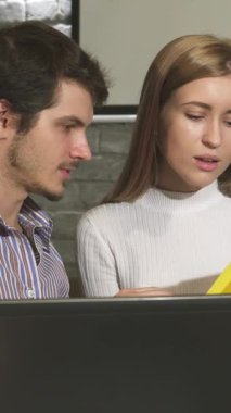 Gösterişli, çağdaş bir ofiste, şık sakallı odaklanmış genç bir işadamı, parlak bir dizüstü bilgisayarın yanında canlı sarı belgeler hakkında ateşli bir şekilde tartışan nazik bayan meslektaşıyla yakınlaşıyor. Bu büyüleyici sahne ruhun ta kendisidir.