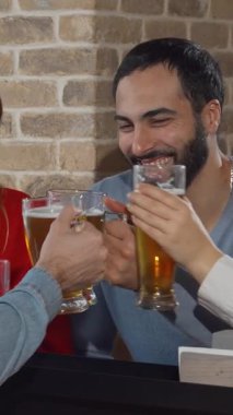 Neşeli bir grup neşeli arkadaş, buzlu bira bardaklarını kırsal bir barda sevinçle tokuşturur, sıcaklık ve dostluk saçar. Açığa çıkmış tuğla duvarlar ve yumuşak ışığın parlaklığıyla davetkar atmosfer, mükemmel bir şekilde özünü yakalar.