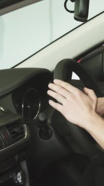 Şık sakallı genç bir adam, kendine güvenen bir gülümsemeyle direksiyonu kavrıyor, çağdaş bir arabanın lüks içlerine daldırıyor. Cilalı ön panel ve canlı detaylar heyecan verici bir macera duygusunu yansıtıyor, potansiyel alıcıları...