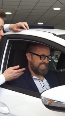 Keskin siyah takım elbiseli karizmatik bir satış müdürü galeride parlak beyaz bir arabanın içinde olgun bir beyaz adamla karşılaşır. Canlı sergi salonu enerjiyle uğulduyor, ideal aracı seçmenin heyecan verici deneyimini arttırıyor,