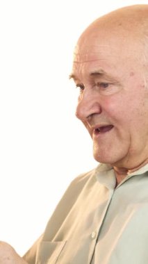 Neşeli yaşlı bir adam, parlak mavi gözleri ve sıcak bir gülümsemesiyle, heyecanlı bir harita üzerinde çalışıyor, maceranın ruhunu somutlaştırıyor. Neşeli tavrı mutluluk saçıyor. Seyircileri yeni bir seyahat keşfetme heyecanını paylaşmaya davet ediyor.