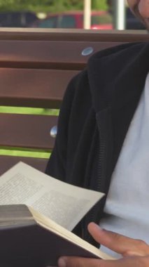 Koyu renk saçlı ve sakallı yakışıklı genç bir adam, hikayesinde kaybolmuş bir kitabın sayfalarını çevirirken neşe saçıyor. Etrafı canlı yeşilliklerle çevrili, rahat bir park bankına kurulmuş ve sakin bir sabahın tadını çıkarıyor.