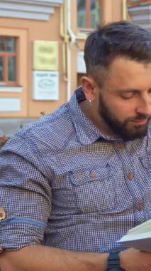 Yakışıklı, şık sakallı beyaz bir adam, şık bisikletinin yanındaki sevimli bir bankta oturan bir kitapla bütünüyle ilgilenir. Canlı şehir parkı, yemyeşil ve enfes mimari ile dolu, burası için sakin bir sahne hazırlıyor.