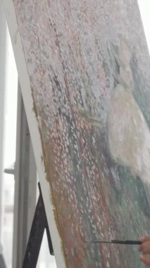 Kendini adamış, zarif giyimli genç bir kadın güneşli bir atölyede tuvalini tutkuyla canlandırıyor. Etrafı canlı renklerle ve boya kokusuyla çevriliyken kendini yaratıcılığa daldırıyor ve sanatsal yolculuğunu sergiliyor.
