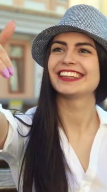 İki neşeli genç kadın, biri şık bir şapkaya sahip, rengarenk sabun köpükleri üflerken, kırsal bir bankta oturuyor, saf neşe ve arkadaşlığı somutlaştırıyor. Bulaşıcı kahkahaları havada dans eder, hayat dolu bir şehrin ortasında kaygısız bir atmosfer yaratır.