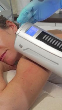 Kendini işine adamış bir güzellik uzmanı huzurlu bir güzellik salonuna sarılmış dingin, olgun bir kadının kollarına masaj yapıyor. Bu gelişmiş tedavi yağ azaltma ve cilt sıkılaştırmayı teşvik etmek için yenilikçi bir teknoloji kullanır.