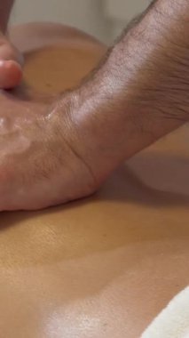 Huzurlu bir kayma sahnesi, serin bir kaplıca vahasında lüks bir vücut masajından zevk alan, mutluluk içinde kıvranan çarpıcı bir kadını gözler önüne seriyor. Sıcak, pırıl pırıl yağ onun parlak cildini vurgularken, uzman eller zahmetsizce süzülüyor, gerilimi eritiyor ve