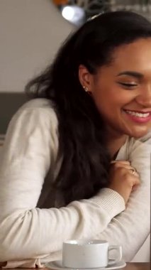 Canlı bir grup genç arkadaş, şık bir kafede dizüstü bilgisayarlarına sevinçle el sallıyor, sıcaklık ve bağlantı yayıyorlar. Esmer Asyalı kız, sakallı beyaz bir adam ve Afrikalı bir Amerikalı kadın kahkahalar ve gülücükler saçıyor.