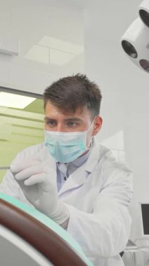 Saf, modern bir dişçi kliniğinde kendini işine adamış bir erkek dişçi küçük bir kızın dişlerini titizlikle inceleyerek güven ve rahatlama duygusunu geliştirir. Dişçilerle eşleşen parlak, steril ortam nazik bir yaklaşım yaratıyor.