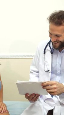 Parlak, misafirperver bir ofiste, bir doktor ve genç bir kadın ultrasonik muayene sırasında neşeli bir kahkaha atarlar. Sıcak atmosfer güven ve rahatlık yayıyor, doktorların şakacı mizahı gerçek bir bağlantıyı teşvik ediyor ve her türlü endişeyi hafifletiyor.