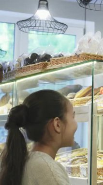 Neşeli, genç, sakallı bir fırıncı, neşeli küçük bir kızla samimi bir şekilde yakınlaşır ve onu, onun davetkar fırınında ağız sulandıran tatlılar gösterisinde yönlendirir. Sıcak atmosfer taze pişmiş gıdaların tatlı aromasıyla dolu.