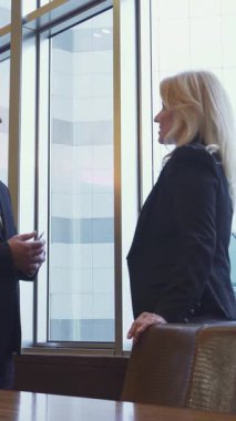 Kendine güvenen bir işadamı ve zarif bir iş kadını büyük bir panoramik pencerenin önünde dinamik bir tartışmaya girişerek çarpıcı bir kentsel ufuk çizgisini gözler önüne seriyor. Animasyon değişimleri hırs ve işbirliği yayarak takım çalışmasının özünü gözler önüne seriyor.