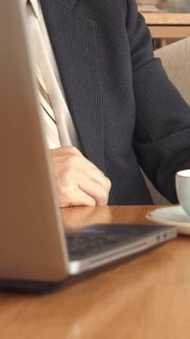 Taze demlenmiş kahvenin kokusuyla dolu canlı bir kafede, iki iyi giyimli iş ortağı cilalanmış ahşap bir masanın üzerinde güven içinde el sıkışırlar. Kafkasyalı genç bir adam, elinde bir panoyla fikirleri yakalamaya hazırlanırken,