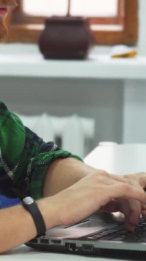 Koyu saçlı ve sakallı odaklanmış genç bir adam dizüstü bilgisayarında titiz bir şekilde oturuyor. Etrafı parlak ve davetkar bir sınıfla çevrili. Onun günlük ekose gömlek ve düşünceli davranış derin bir taahhüt yansıtır öğrenme, o bu kağıt üzerinde kavrama