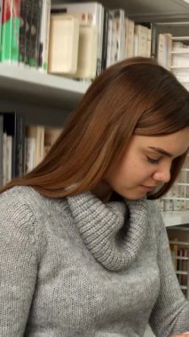 Sıcak ve davetkar bir kütüphanede, güzel bir esmer kız kitaptan bir kitap almak için diz çöker, hevesli bir Asyalı kız öğrenci yanında hevesle başka bir kitaba göz atar. Bu zevkli sahne öğrenmenin sevincini yayıyor ve...