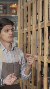 Sakallı bir adam bir şarap dükkanının canlı raflarını keşfederken genç bir tezgahtarla hevesle iletişim kurar. Davetkar atmosfer şaşırtıcı bir dizi şarap şişesiyle zenginleşir. Her biri eşsiz bir deneyim vaad eder.