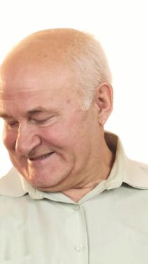 Ateşli yaşlı bir adam, hayat enerjisini ve neşesini gösteren canlı sarı bir dambılı kaldırırken neşe saçıyor. Hevesli jesti olumlu bir hava veriyor, diğerlerini spor yapmaya teşvik ediyor ve sağlıklarını ön plana çıkarıyor.