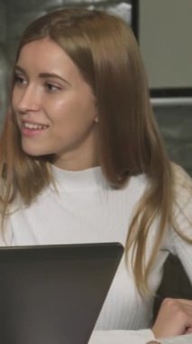 Canlı bir sahnede, çeşitli iş dünyasından profesyonellerin neşeli bir şekilde animasyon tartışmalarına girişmesi, parlak bir dizüstü bilgisayar üzerinden yenilikçi fikirler paylaşması yer alıyor. Parlak gülümsemeleri ve coşkulu ifadeleri güven ve pozitiflik yayıyor.