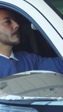 Düzgün bakımlı sakallı şık bir adam gösterişli, modern bir arabada oturur ve onun şaşaalı iç güzelliğine mutlu bir gülümsemeyle hayran kalır. Şık gri bir kazak ve çıtır çıtır beyaz bir gömlek giymişti. Öngördüğü heyecan ve entellektüelliği temsil ediyordu.