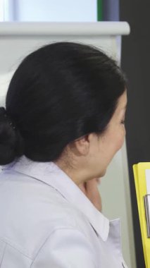 Canlı bir kurumsal ortamda, iki profesyonel kadın renkli istatistikleri ve dinamik diyagramları yakından inceleyerek ateşli bir tartışmaya girişirler. Odaklanmış ifadeleri ve hareketleriyle yeniliğe olan derin bağlılıklarını yansıtıyorlar.