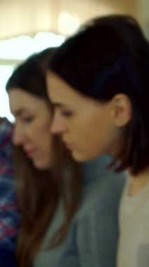 Neşeli genç bir kız öğrenci enerjik bir konferans salonunda kendinden emin bir şekilde ışıldıyor, çenesi düşünceli bir şekilde elinde dinleniyor. Bu çekici esmer, akademik coşku yayıyor. Nişanlı sınıf arkadaşları ve öğrenme vızıltısı ile çevrili.