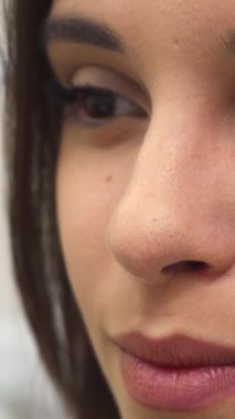 Enfes esmer bir kadın spa 'da neşe saçıyor. Taze teni sakin bir ortamda parlıyor. Bu yakın çekim onun büyüleyici bakışlarını ve sıcak gülümsemesini yakalar, izleyicileri güzellik ve rahatlığın huzurlu dünyasına davet eder.