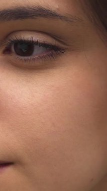 Enfes esmer bir kadın spa 'da neşe saçıyor. Taze teni sakin bir ortamda parlıyor. Bu yakın çekim onun büyüleyici bakışlarını ve canlı gülüşünü yakalar, izleyicileri huzur dolu güzellik ve rahatlama dünyasına davet eder.