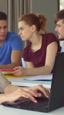 Parlak, modern bir ofiste, kendine güvenen esmer bir kız dizüstü bilgisayarına odaklanırken coşkuyla onaylar. Onu çevreleyen üç çalışanın ortak fikirleri işbirliği ve yaratıcılıktan oluşan ilham verici bir atmosfer yaratıyor.