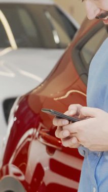 Şık sakallı neşeli bir adam akıllı telefonuyla mesajlaşır. Canlı bir galeride çarpıcı kırmızı bir arabaya yaslanır. Işıldayan araçlarla dolu parlak sergi salonu, heyecan verici bir atmosfer yayar