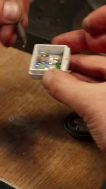 Kendini işine adamış beyaz bir kuyumcu dijital kalibreli göz kamaştırıcı bir mücevheri taşralı ahşap bir tezgahta ustalıkla ölçerek mücevher yapma sanatını ön plana çıkarıyor. Yakından bakınca mücevherlerin parlak yüzleri ortaya çıkıyor ve kuyumcular ellerine odaklanıyor.