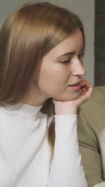 Şık, modern bir ofiste, olgun bir iş adamı genç meslektaşlarıyla tutkuyla iş birliği yapıyor, hepsi dikkatle bir dizüstü bilgisayara odaklanıyor. Bu canlı sahne, deneyimli uzmanlığın gençlik enerjisiyle buluştuğu takım çalışmasının ve yeniliğin ruhunu temsil ediyor.