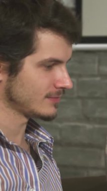 Yakın planda çekilen bir fotoğrafta, erkek meslektaşıyla parlak, modern bir ofiste yenilikçi fikirleri tutkuyla tartışırken, kendinden emin genç bir iş kadınının gözleri coşkuyla parlıyor. Enerjik etkileşimleri pozitiflik ve...