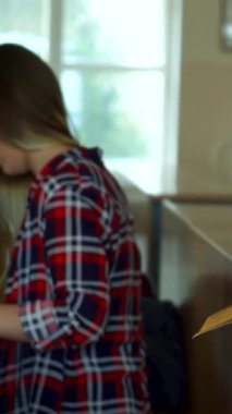 Parlak ve modern bir konferans salonunda, odaklanmış öğrenciler ilgi çekici bir teknoloji dersi sırasında aktif olarak notlar alıyorlar. Sakallı esmer bir adam ince bir tablet kullanırken, beyaz bir kadın laptopuna hızlı bir şekilde yazarak canlı bir tablet yaratıyor.