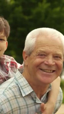 Neşeli küçük bir çocuk neşeyle ışıldıyor, dedelerine mutlu bir şekilde biniyor, yemyeşil, güneşli bir parkta. Bu yürek ısıtan an, neşeli bir son sınıf öğrencisiyle neşeli torunu arasındaki sevgi dolu bağı güzel bir şekilde gözler önüne seriyor.