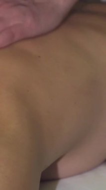 Kamera zarif bir şekilde kızların arkasından süzülerek masözün yetenekli ellerini ortaya çıkarıyor ve onların sihrini tenine yansıtıyor. Huzurlu yüzüne doğru kayarken, sakin ifadesi mutluluk saçıyor, en büyük spa deneyimini somutlaştırıyor.