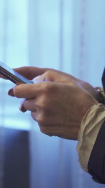 Yumuşak ışıkla yıkanan şık bir otel odasında, odaklanmış bir iş kadını zarif cep telefonuna bir mesaj yazar, zarif kol saatini kontrol ederken cilalı tırnakları parlar. Bu büyüleyici sahne onun kararlılığını ve profesyonelliğini gösteriyor.