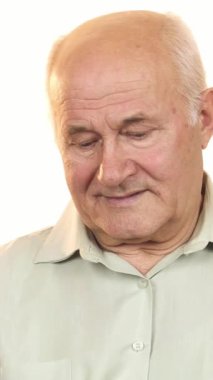 Kamerada gümüş saçlı neşeli yaşlı bir adam elinde bir çalar saati gururla gösteriyordu. Bu canlı görüntü, zaman yönetiminin özünü ve emekliliğin kaygısız ruhunu kapsıyor. Olumlu ve sıcak bir hava yayıyor.