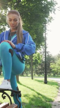 Göz kamaştırıcı bir atletik kadın bacağını yemyeşil ağaçların arasından süzülen sabah güneşiyle aydınlatılmış bir bankta geriyor. Bu canlı sahne onun spor yapmaya olan bağlılığını ve açık hava egzersizinin canlandırıcı ruhunu temsil ediyor.