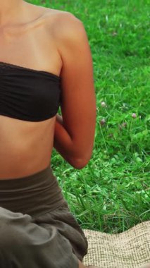 Işıl ışıl genç bir kız güçlü bir yoga pozisyonunda ustalaşıyor, canlı yeşil bir manzara arasında neşe ve canlılık yayıyor. Parlak gülüşü ve sağlıklı havası doğayla derin bir bağ ve hayat dolu, aktif bir yaşam tarzını yansıtıyor.