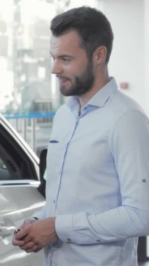 Işıl ışıl bir kadın kameraya neşe saçıyor. Kocasının yepyeni arabalarını incelerken yaşadığı heyecanı yakalıyor. Bu yürek ısıtan sahne, yeni maceraların heyecanını ve aşk bağını simgeliyor.