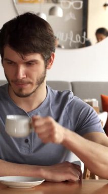 Canlı bir kafe ortamında, yakışıklı beyaz bir adam arkadaşını bekliyor, elinde dumanı tüten bir fincan kahveyle. Güzel bir Afrikalı Amerikalı kadın yaklaşırken atmosfer sıcaklıkla ve heyecanla uğulduyor. Parlak gülüşü enfes görünüyor.