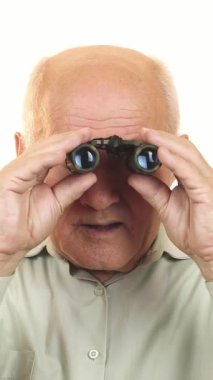 Yaşlı bir adam, hoş bir şaşkınlık ifadesiyle, dürbünle, macera ve merak ruhunu somutlaştırır. Gümüş rengi saçları ve yıpranmış derisi iyi yaşanmış bir hayat anlatıyor. Neşeli bakışları izleyicileri davet ediyor.