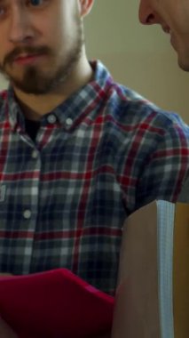 Karizmatik sakallı, ekose gömlekli bir öğrenci canlı pembe defterinin iç yüzünü paylaşıyor. Sınıf arkadaşları arasında kahkaha ve nişan ateşleri saçıyor. Güneşli oda sıcaklık saçıyor, işbirliğinin neşeli atmosferini arttırıyor ve...