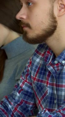 Sakallı bir erkek öğrenci yüzünü kameraya doğru çeviriyor, kendine güveni ve sıcaklığı canlı, kareli bir gömleğin içinde. Nişanlı bayan sınıf arkadaşlarıyla çevrelenmiş bu çekici üniversite öğrencisi, modern eğitimin dinamik bir derste ruhunu somutlaştırıyor.