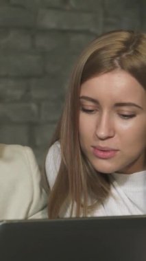 Şık, modern bir ofiste, dokulu taş duvarlarla süslenmiş, olgun bir işadamı ve odaklanmış genç bir iş kadını, dizüstü bilgisayarla iş birliği yaparken canlı bir tartışmaya girişiyorlar. Dinamik etkileşimleri pozitiflik ve takım çalışması yayıyor.